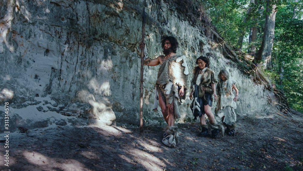 猎人部落采集者穿着兽皮生活在洞穴中。准备食物，建造篝火，哈