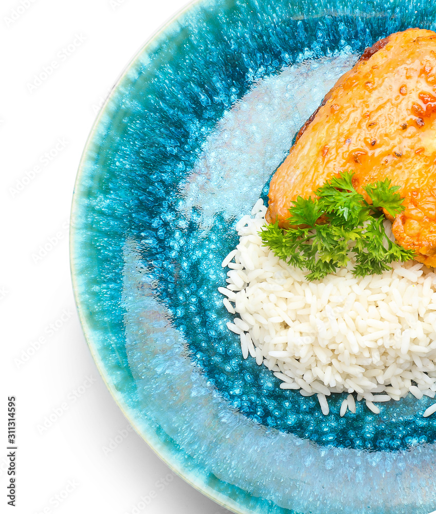 白底美味米饭和鸡肉的盘子
