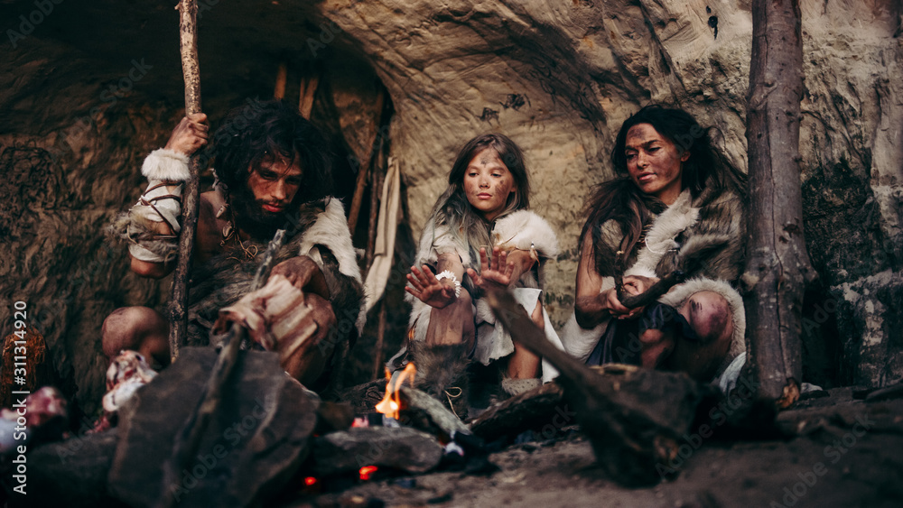 史前原始狩猎采集者部落穿着动物皮肤，晚上住在洞穴里。整洁