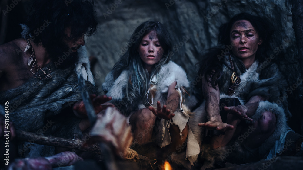 史前猎人部落，披着动物皮，晚上住在洞穴里。尼安德特人家庭