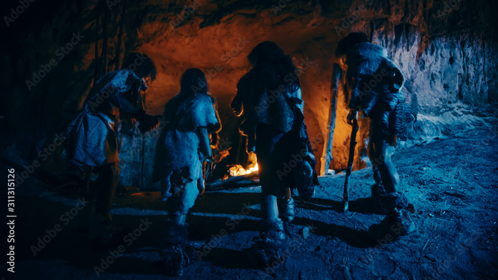 史前猎人部落穿着动物皮晚上住在洞穴里。尼安德特人或H
