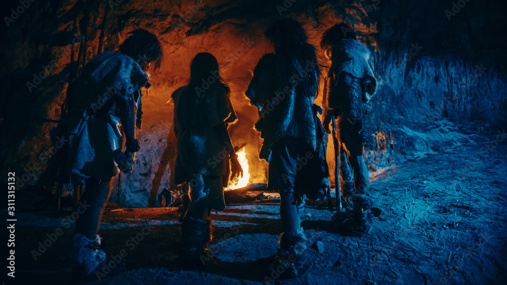 史前狩猎采集者部落穿着动物皮，晚上住在洞穴里。尼安德特人或H