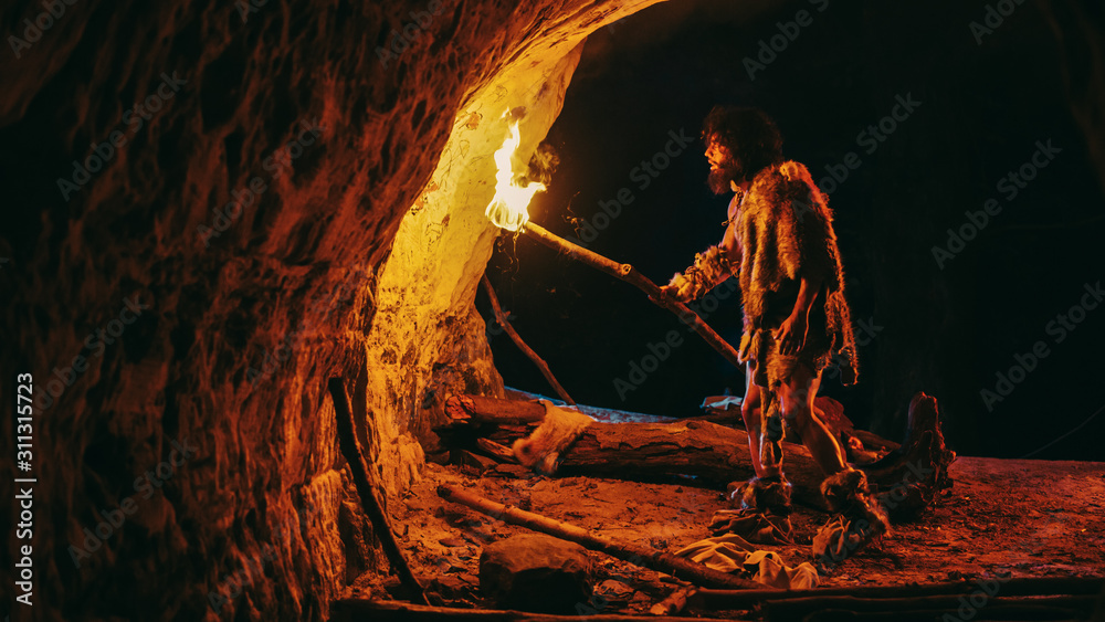 原始洞穴人夜晚披着兽皮探索洞穴，手持火把眺望德拉伊