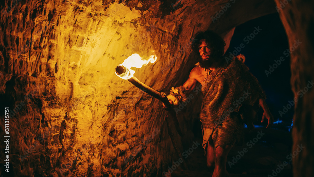 原始洞穴人披着兽皮夜探洞穴，手持火把望Dra