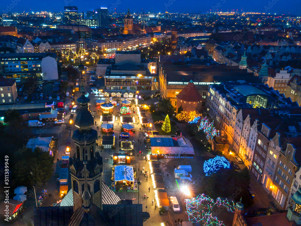 波兰格但斯克老城的照明圣诞集市
