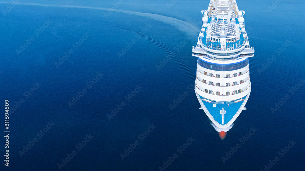 海洋概念旅游区豪华游轮上方美丽的白色游轮鸟瞰图