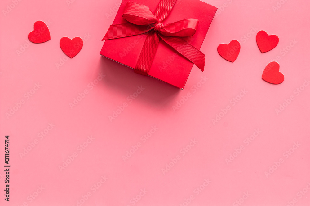 情人节送给爱人的礼物。粉色背景下的红心礼盒自上而下的警察
