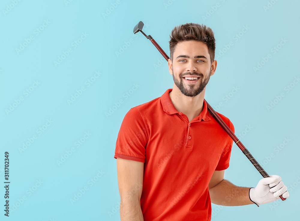 彩色背景的英俊男高尔夫球手