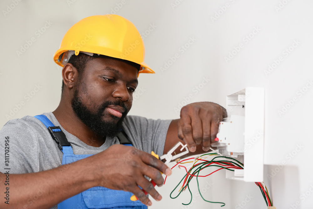 非裔美国电工在房间里布线