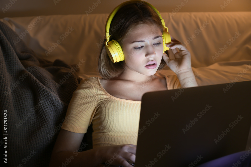 深夜拿着笔记本电脑听音乐的少女
