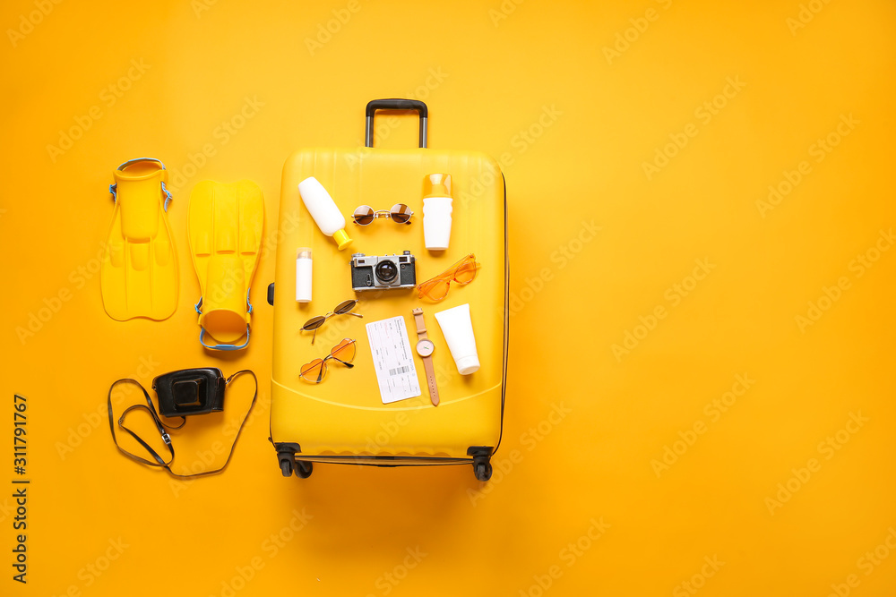 彩色背景旅行配件手提箱