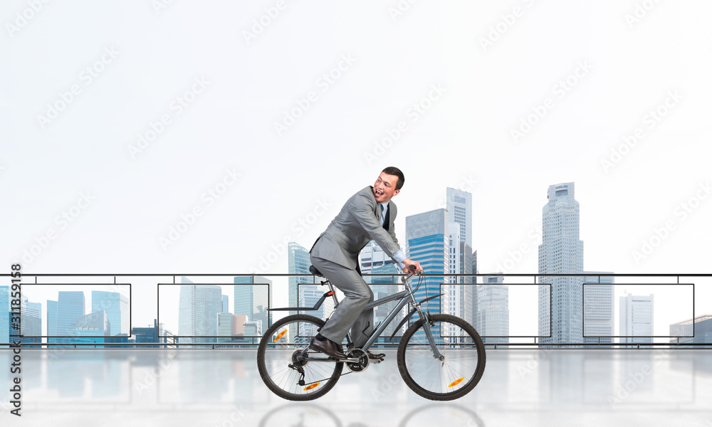 男子在顶层阳台上骑自行车