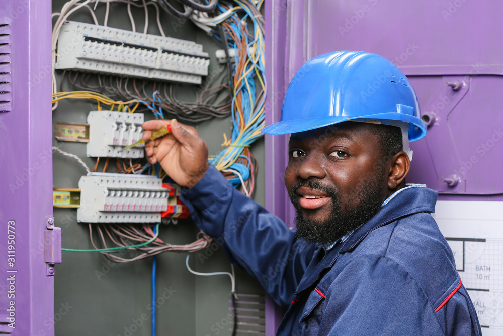 非裔美国电工在配电盘中布线