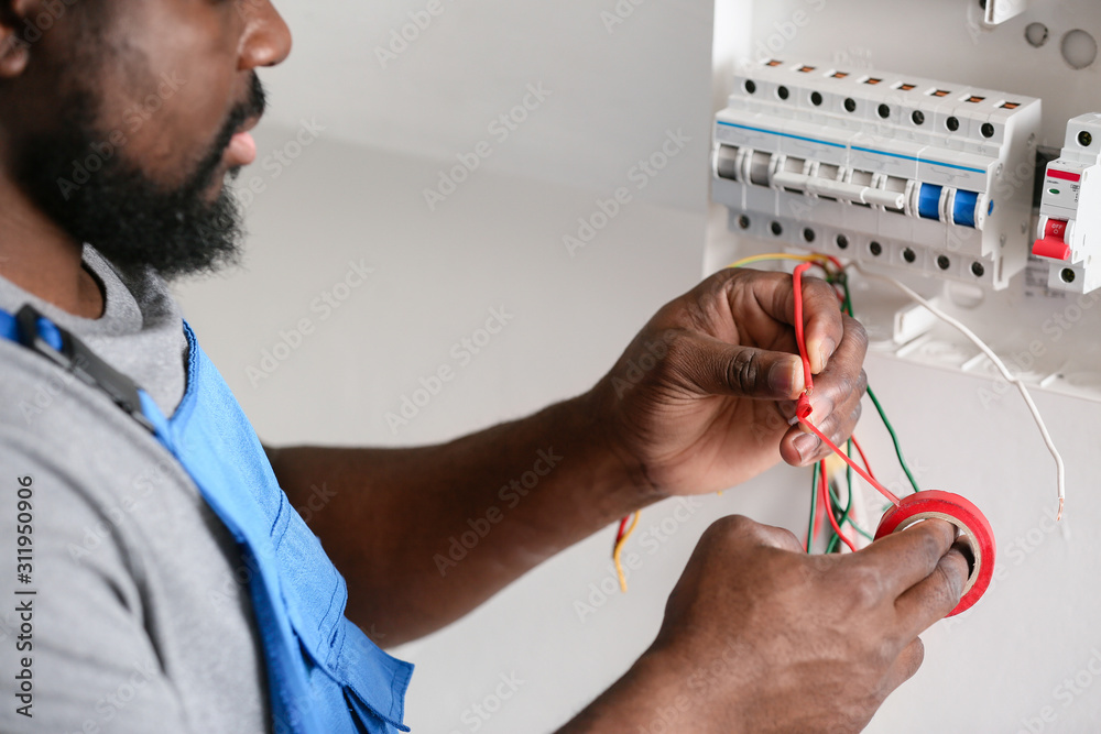 非洲裔美国电工在房间内布线