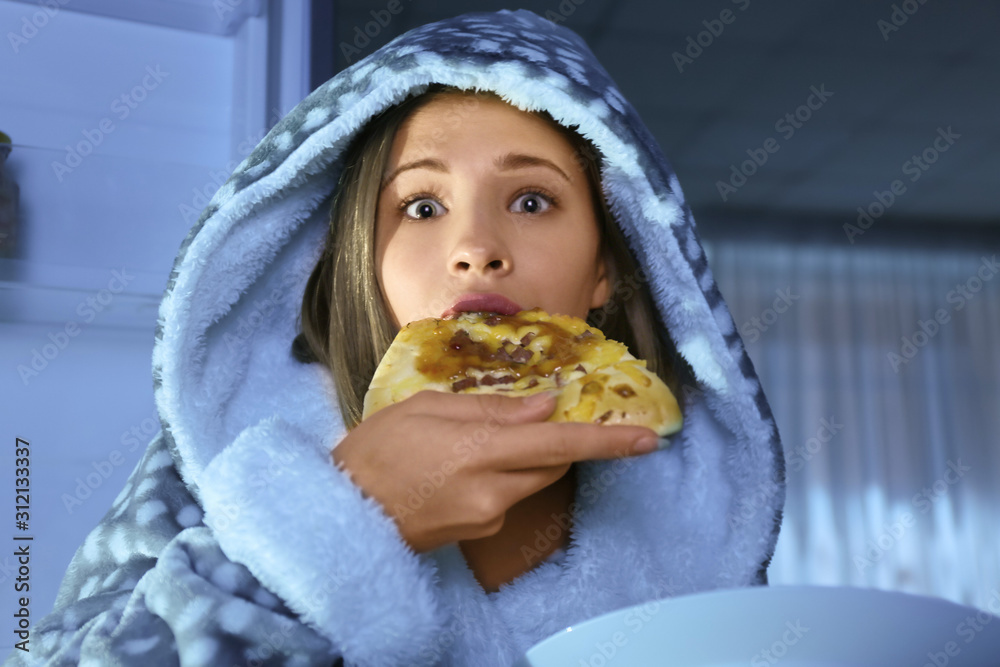 十几岁女孩晚上在冰箱附近吃不健康食物被抓