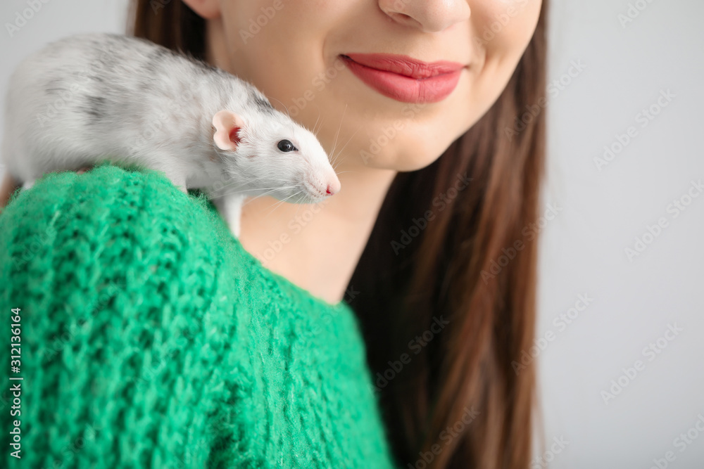 白色背景下有可爱老鼠的年轻女人，特写