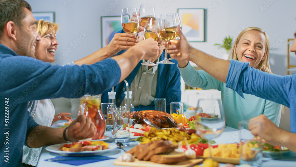 大家庭和朋友在家庆祝，一群不同的人聚在桌子旁，克林克·格拉
