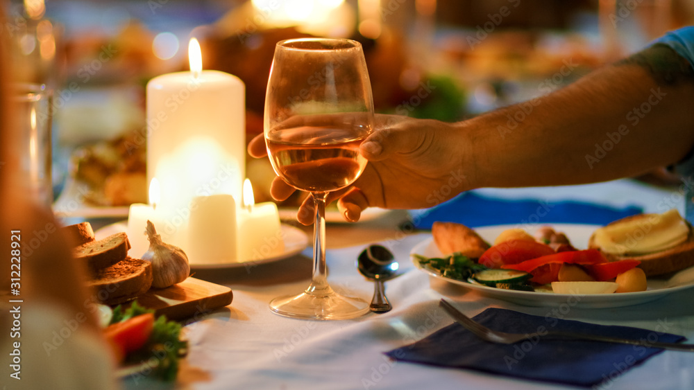 晚间特写镜头：一名男子在餐桌上举杯祝酒。温暖的气氛
1200787143,灰色线条白色背景上隔离的木制啤酒杯图标。矢量插图