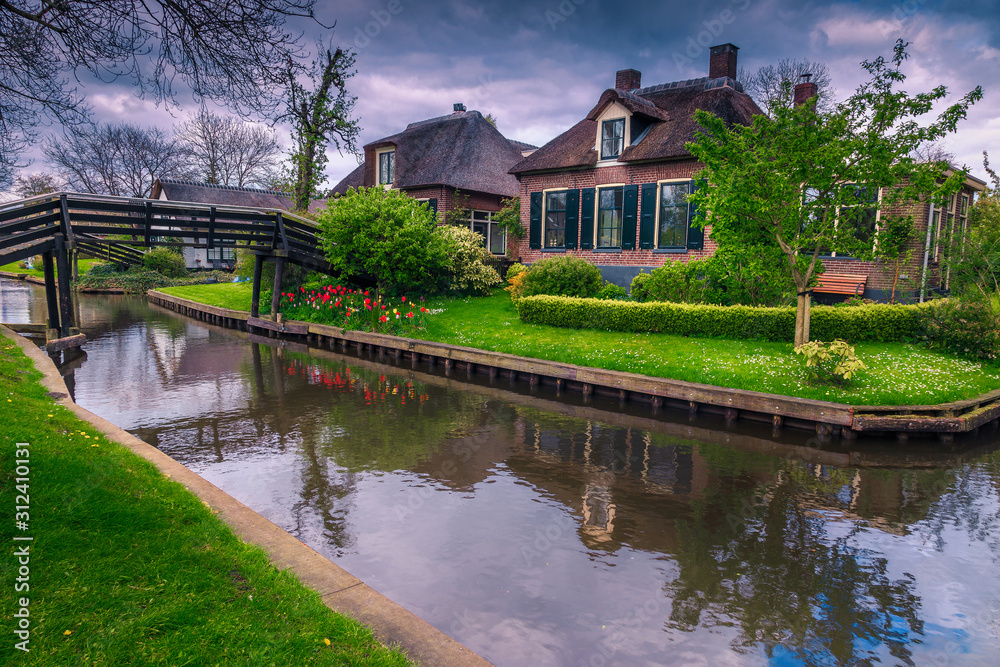 令人惊叹的荷兰村庄，拥有运河和传统房屋，吉托恩