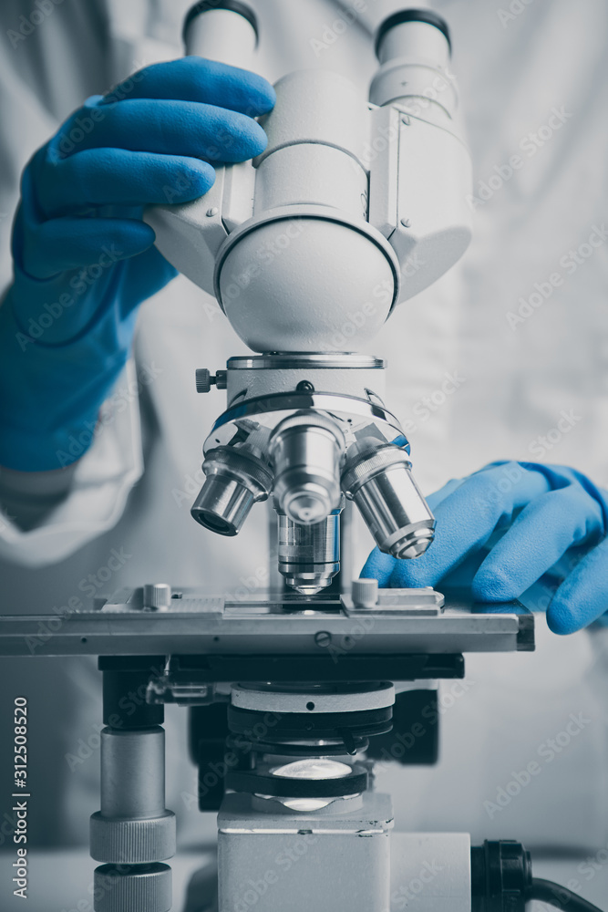 带金属透镜的显微镜特写镜头。