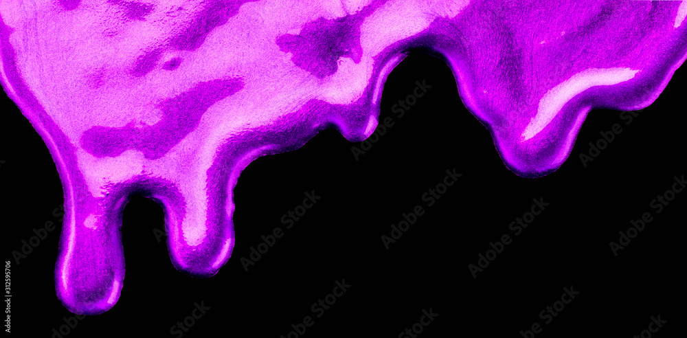 滴落的液体紫色油漆纹理，在黑色背景上隔离。流动的紫色meta