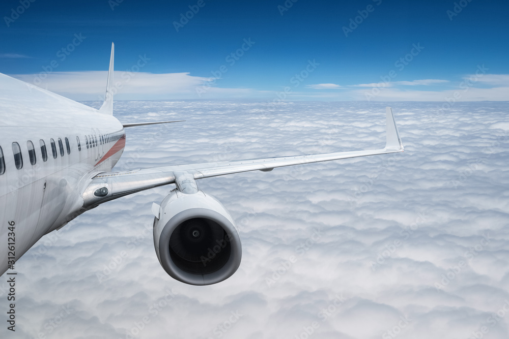 云层之上的飞机