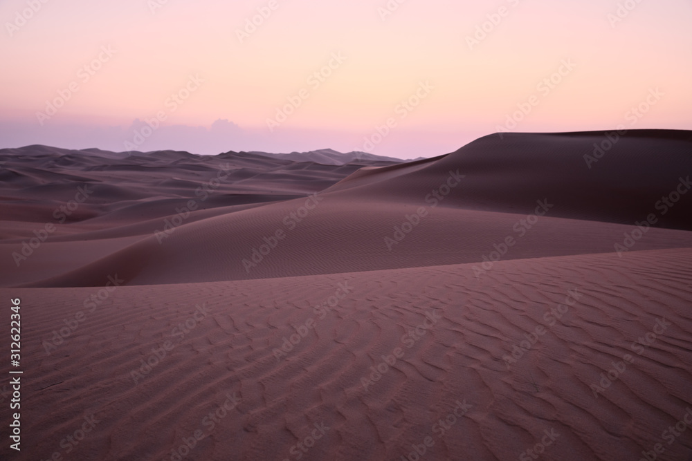 日落后，沙漠中沙丘的抽象视图，明亮的灯光。利瓦沙漠，空旷的Q