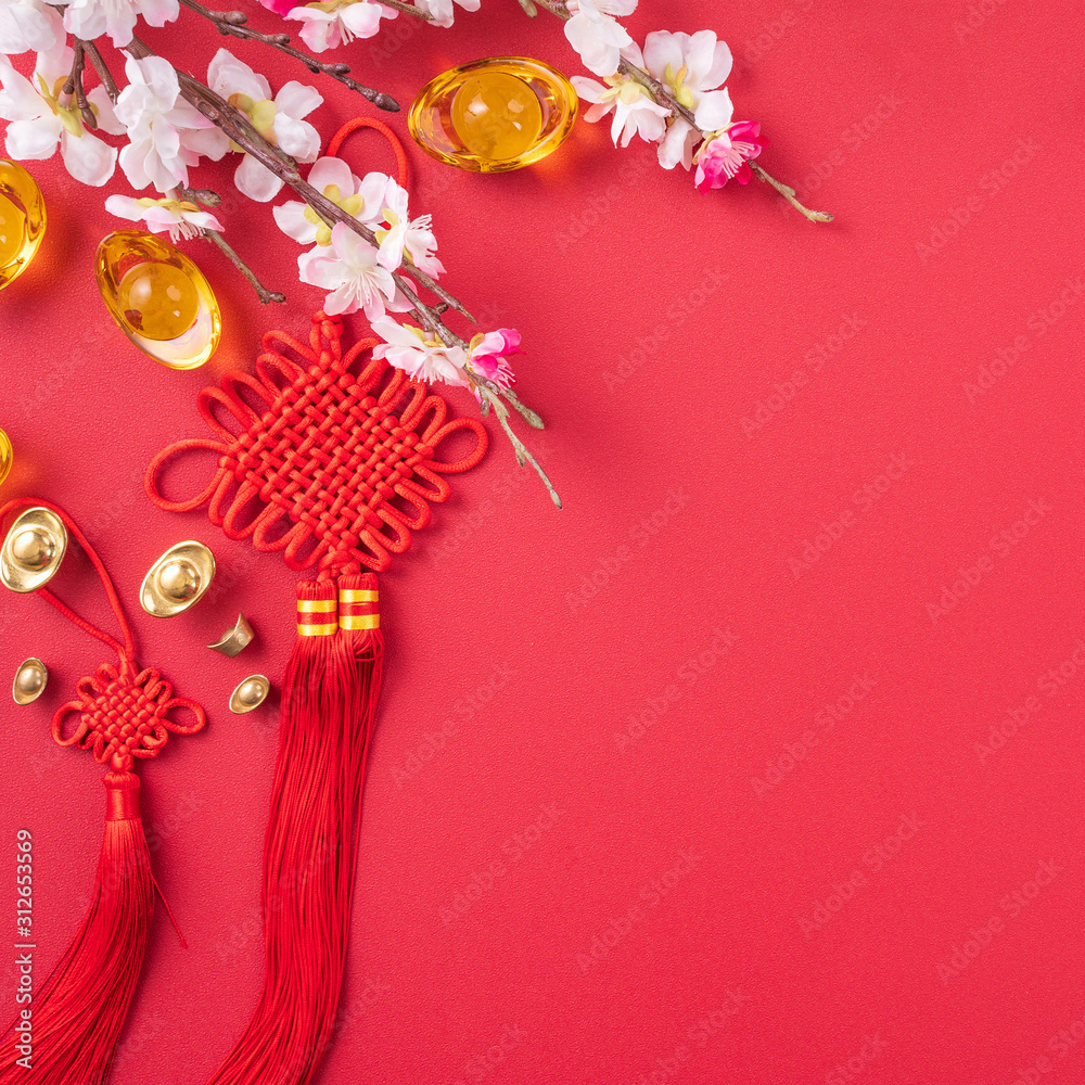 中国农历新年的设计理念-美丽的中国结，红色上有梅花