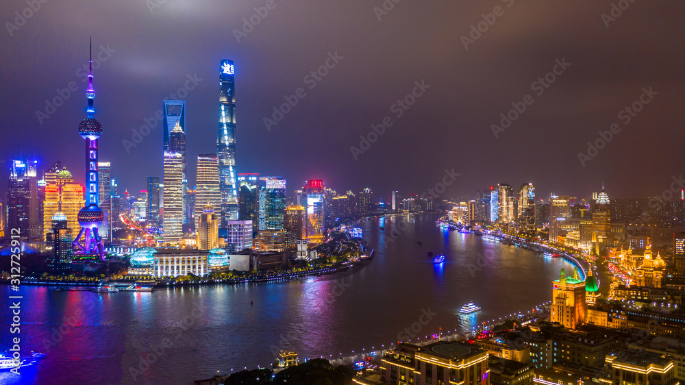 鸟瞰上海城市天际线和摩天大楼，环上中国夜晚的上海现代城市