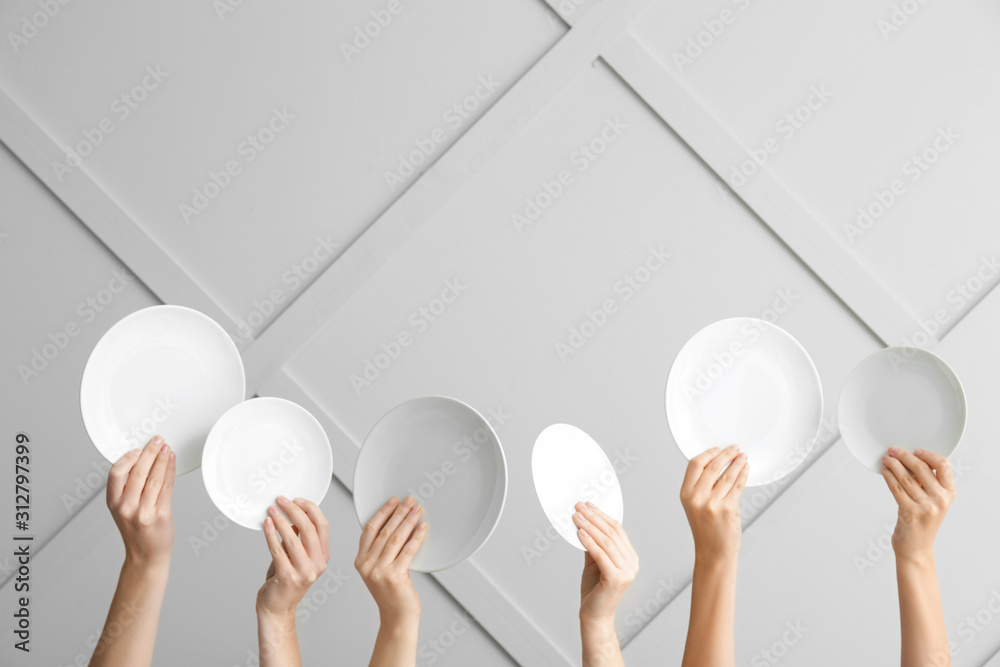 在浅色背景下用干净的盘子洗手