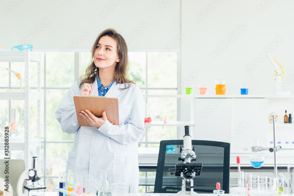 在实验室工作的年轻女科学家