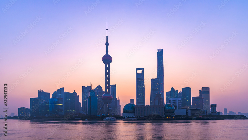 上海天际线和摩天大楼，中国黄浦江上的上海现代城市。