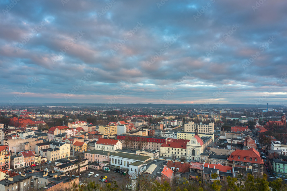 日落时分，从克利梅克塔俯瞰Grudziadz市全景，波兰。