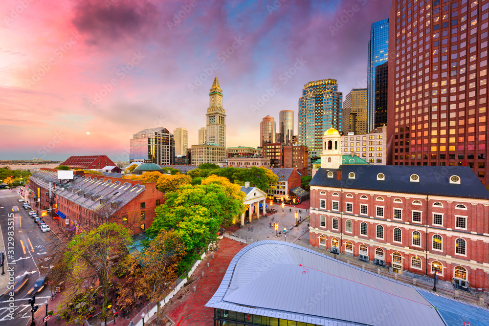 美国马萨诸塞州波士顿，带法尼尔大厅和昆西市场的天际线
