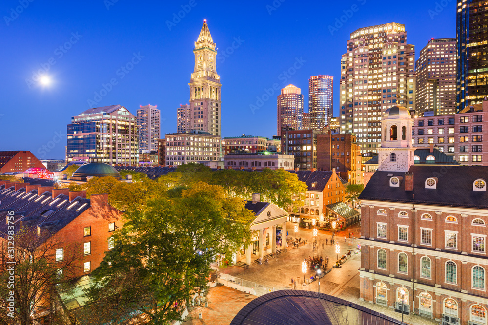 美国马萨诸塞州波士顿，带Faneuil Hall和Quincy Market的天际线
