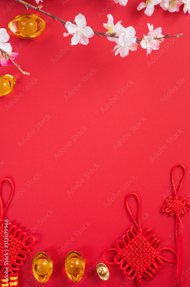 中国农历新年的设计理念-美丽的中国结，梅花孤立在红色上