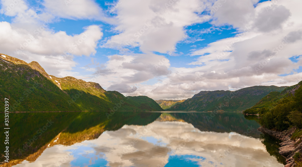 从E 134高速公路上俯瞰湖泊和周围山脉的晨景。挪威西部
