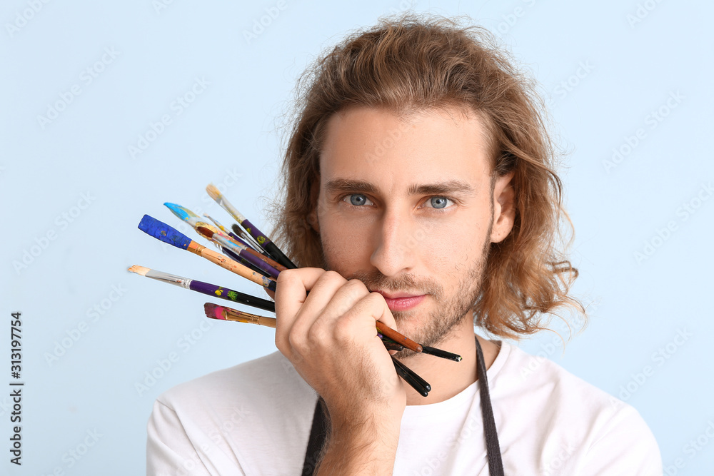 彩色背景下年轻男性艺术家的肖像