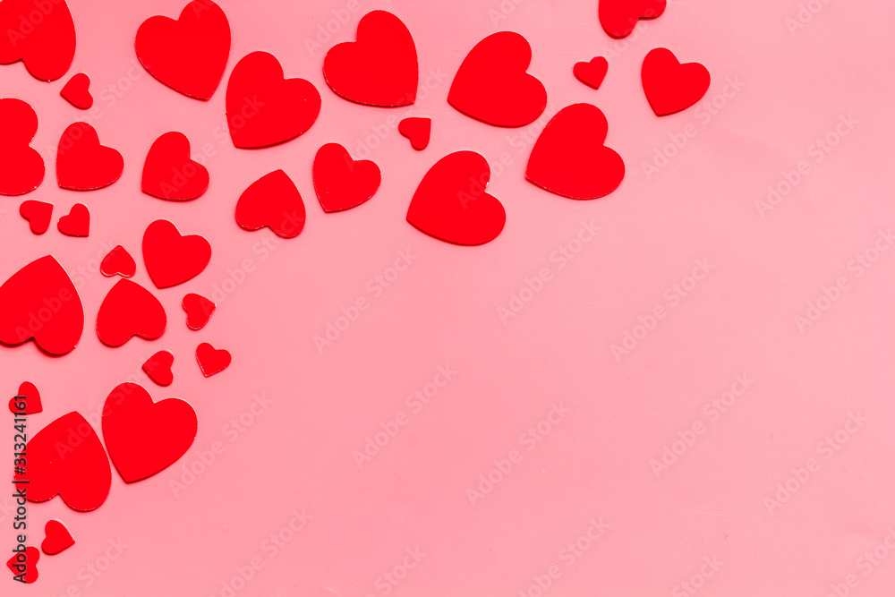 情人节设计。粉色背景上的红色心形框架自上而下的复制空间