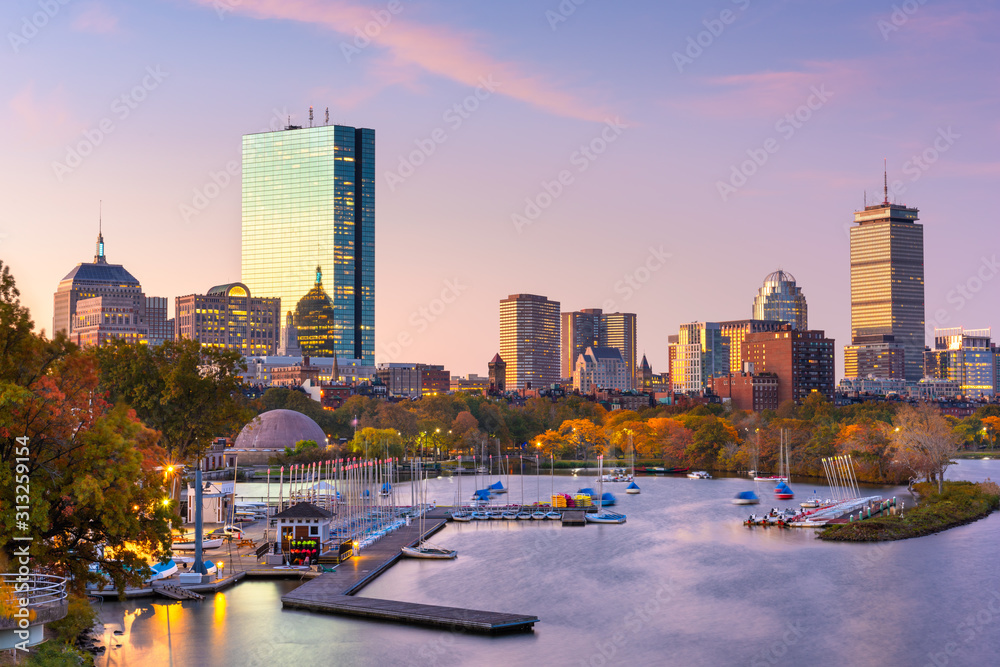 美国马萨诸塞州波士顿查尔斯河上的天际线