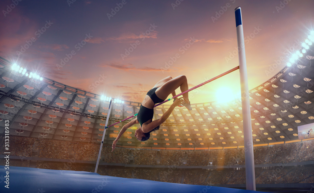 女子运动员在体育锦标赛上跳跳高。