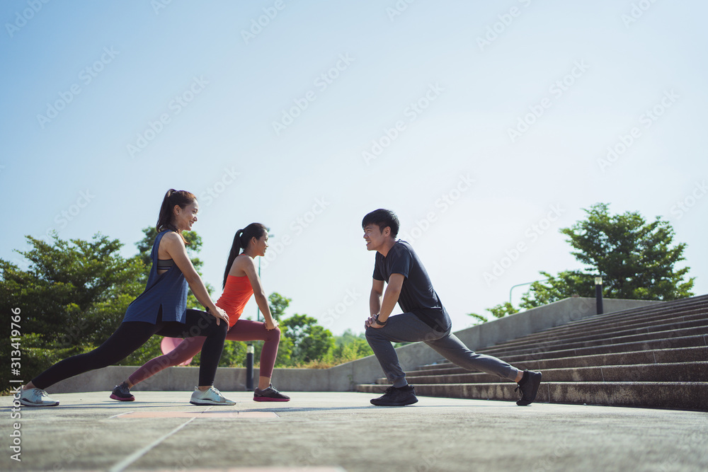 亚洲朋友早上集体慢跑，他们正在热身和伸展