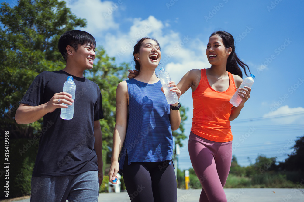 亚洲朋友们早上一起慢跑他们聊天喝水。