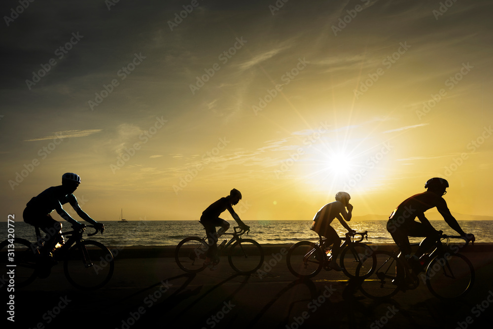 海滩上骑着自行车，晚上骑自行车。