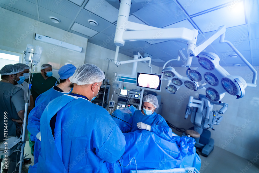 团队外科医生在手术室工作。手术室的现代化设备。neur的医疗设备