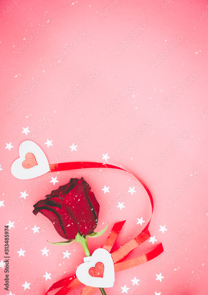 红心和红玫瑰的形象是情人节中爱情的象征，显示了