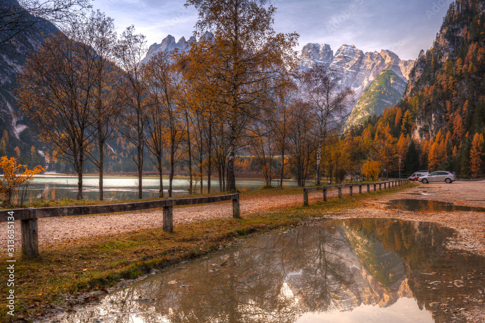 意大利南蒂罗尔州多洛米蒂山脉秋景中的基督山