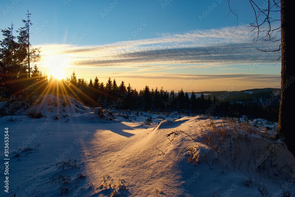 日落时分美丽的冬季雪景