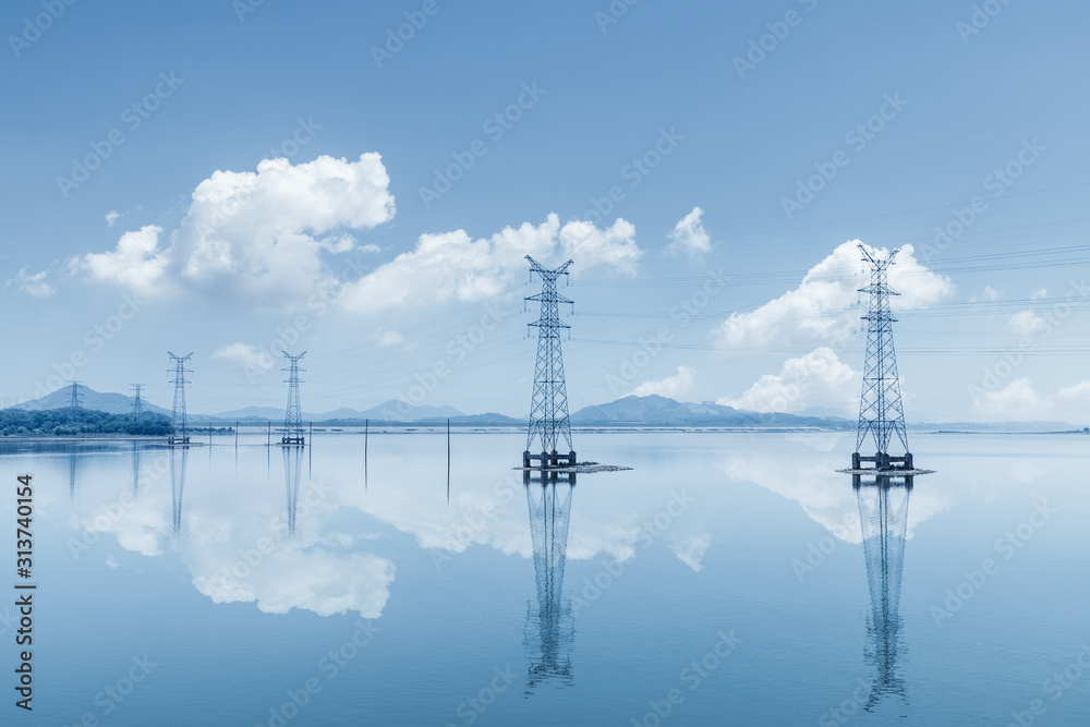 湖面输电塔