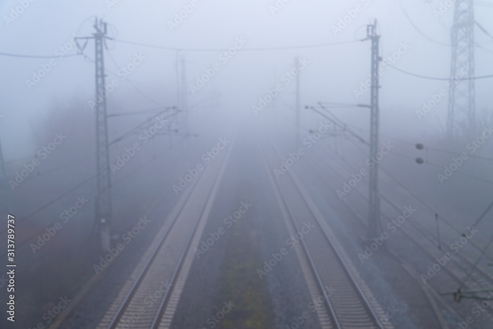 雾中的火车轨道-对称雾图像